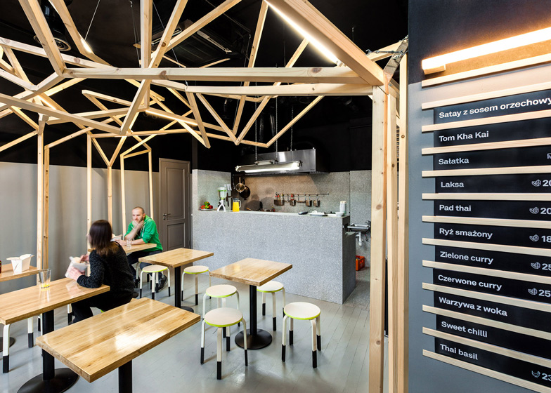 Tuk-Tuk-Bar-Noodles-Tailandés-Varsovia-diseñado-por-Moko-Architects-2