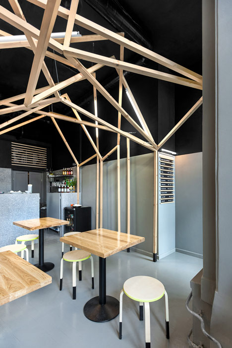 Tuk-Tuk-Bar-Noodles-Tailandés-Varsovia-diseñado-por-Moko-Architects-6