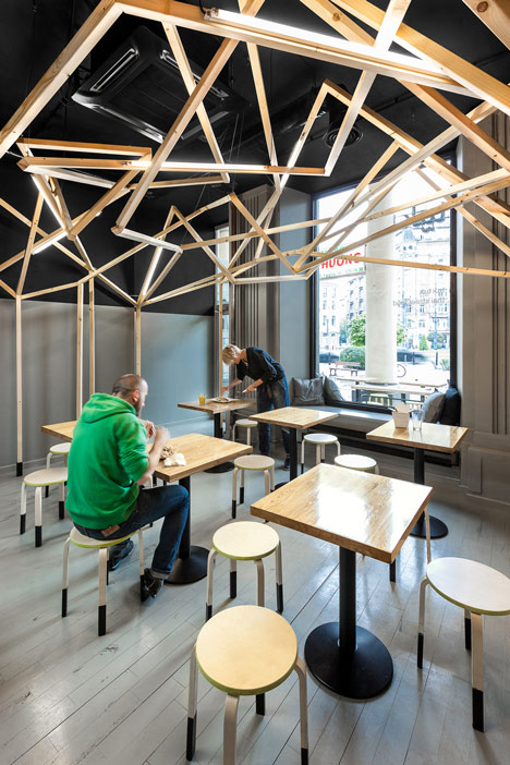 Restaurante Thai de noodles en Varsovia, diseño realizado por Moko Architects